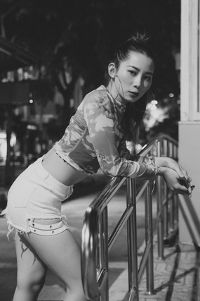 性感黑白风翘臀美女优优人体图片